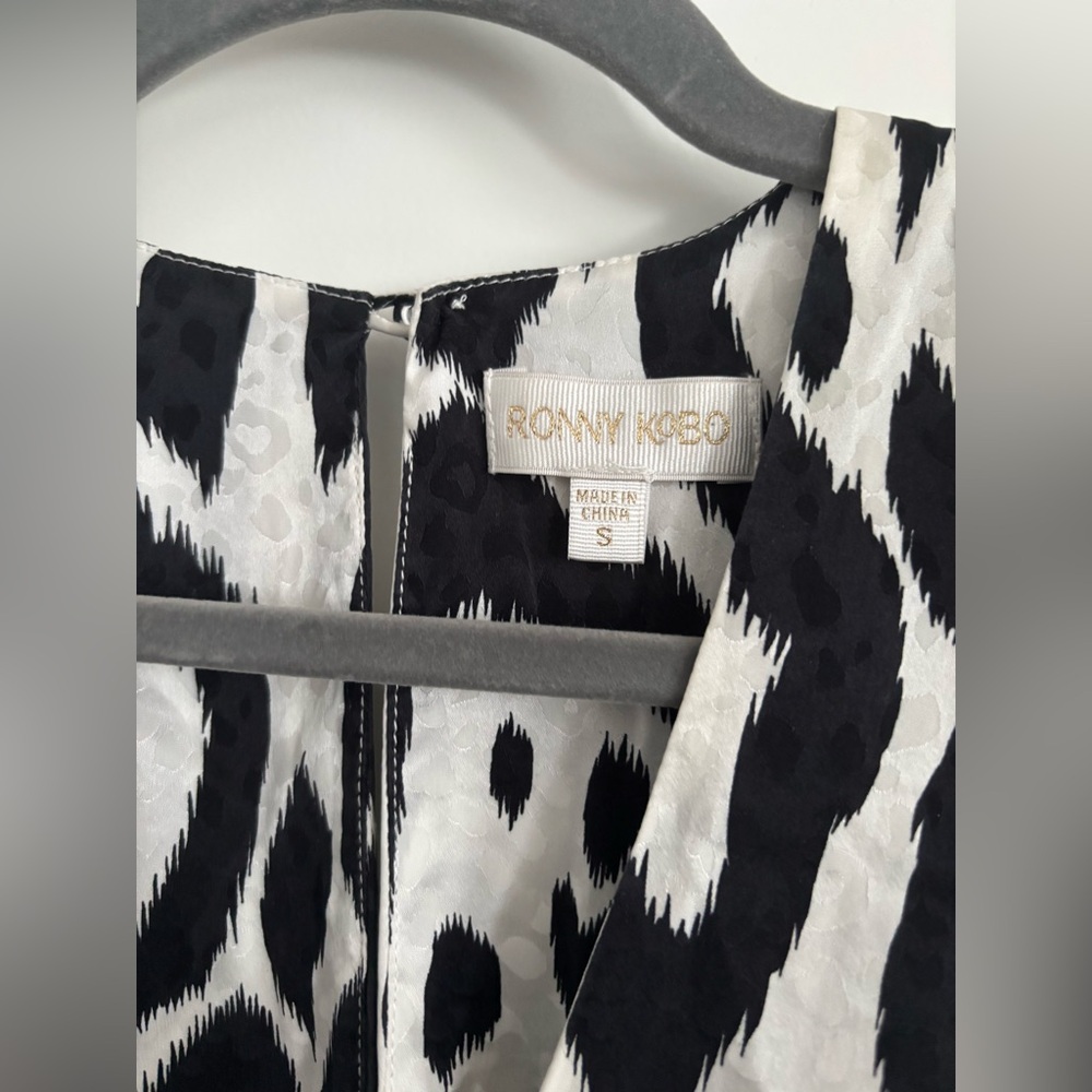 Ronny Kobo Black & White Animal Print Blouse Silk Blend Puff Sleeve Sexy Draped - Picture 9 of 10